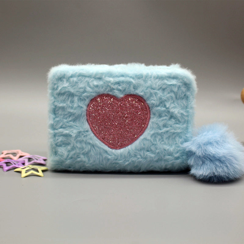 Porte-monnaie à pochette courte brodée en peluche Love