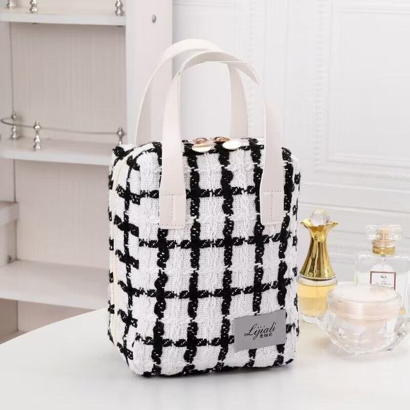 Stylish Classy Shell Portable Buggy Good-looking Cosmetic Bags