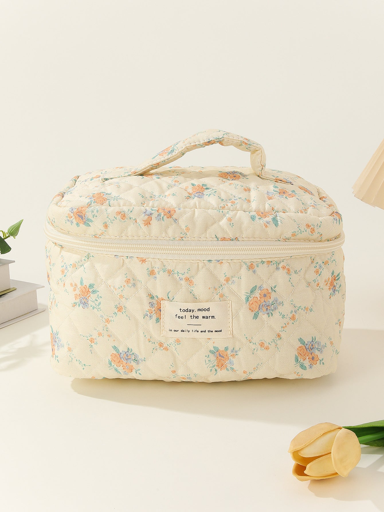 Petit rangement floral transportant des sacs à cosmétiques en coton matelassé