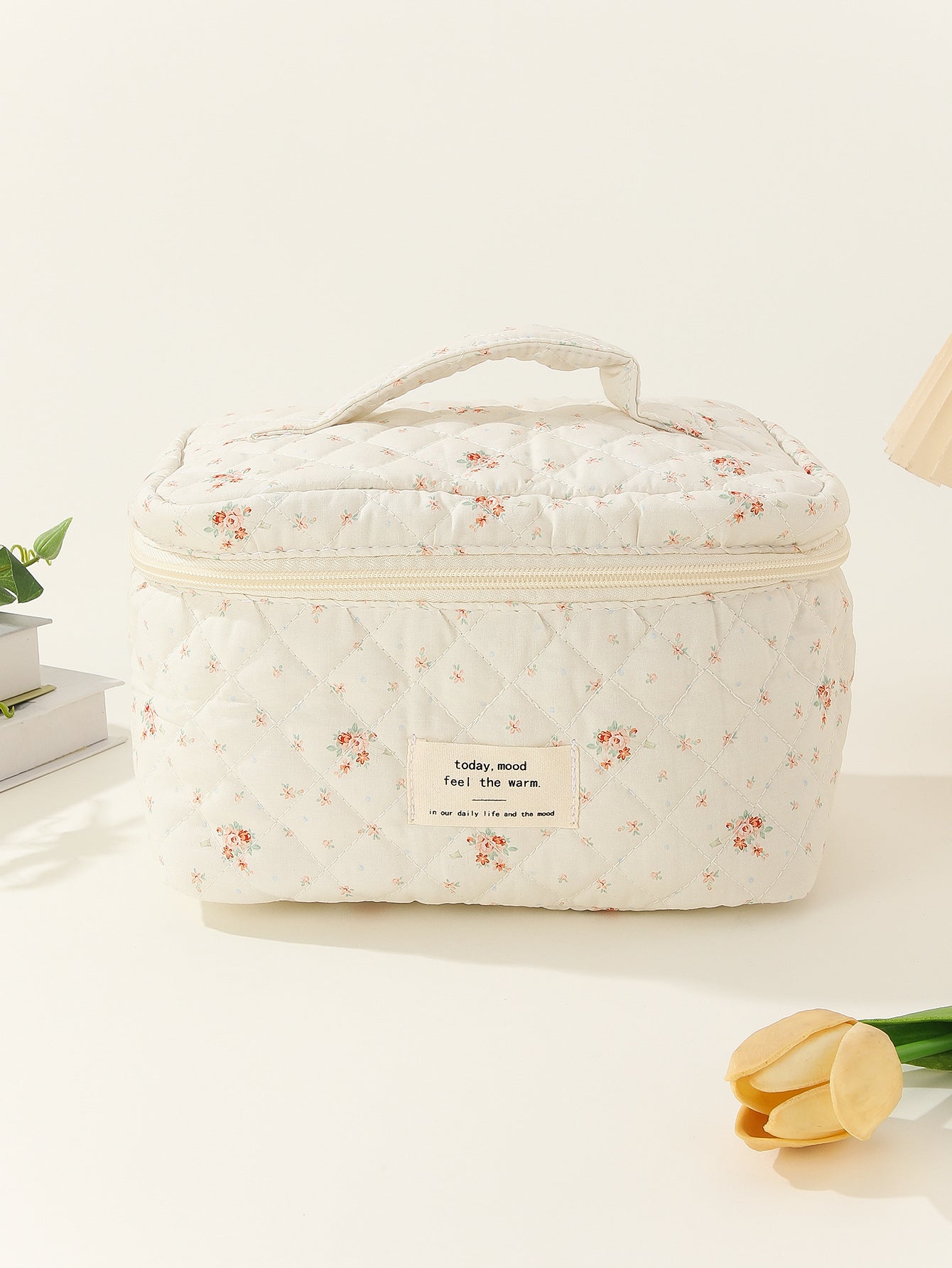 Petit rangement floral transportant des sacs à cosmétiques en coton matelassé