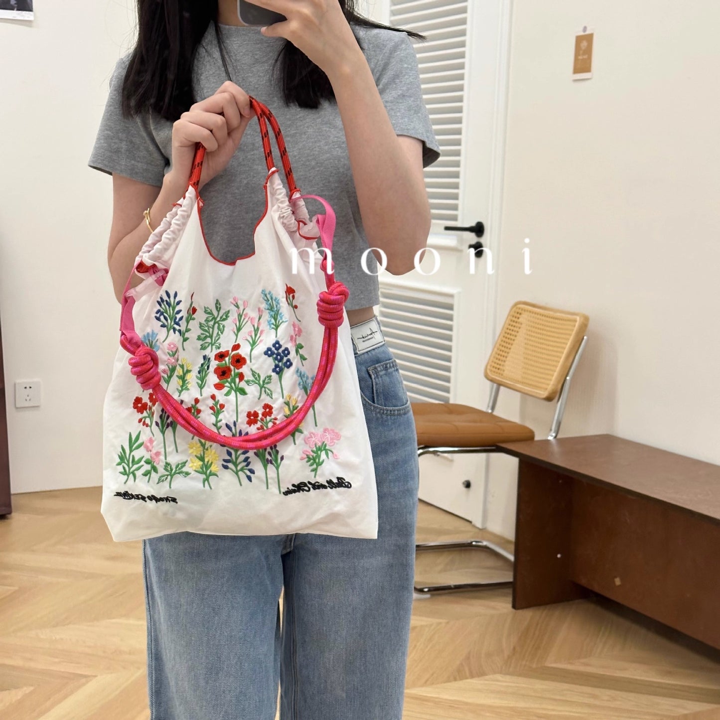 Round Upper Body Flowers Plants Embroidery Handbags