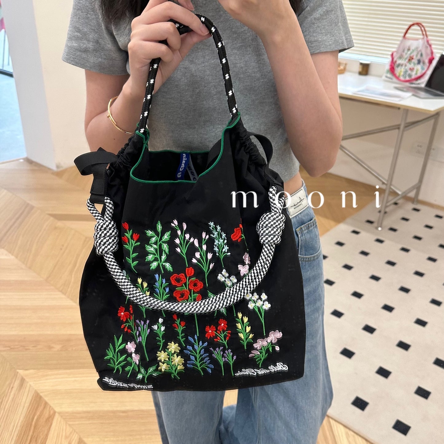 Round Upper Body Flowers Plants Embroidery Handbags