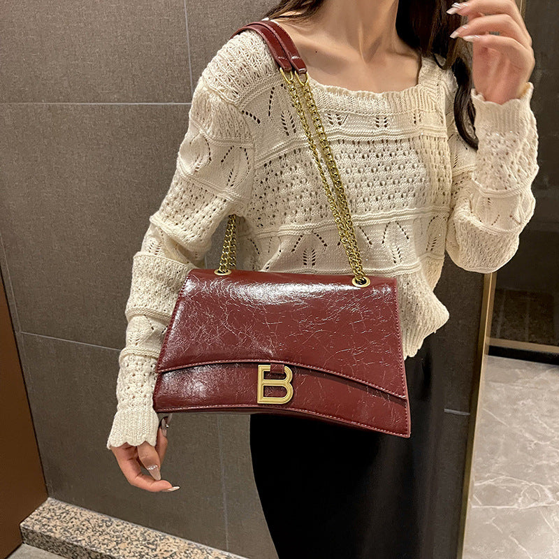 Women's Style Retro Hourglass Early Autumn Chain Textured Clutch Bags