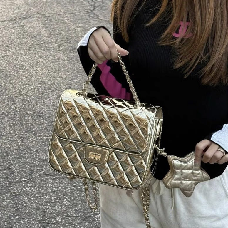 Sacs à dos en cuir verni de style classique avec chaîne en losange