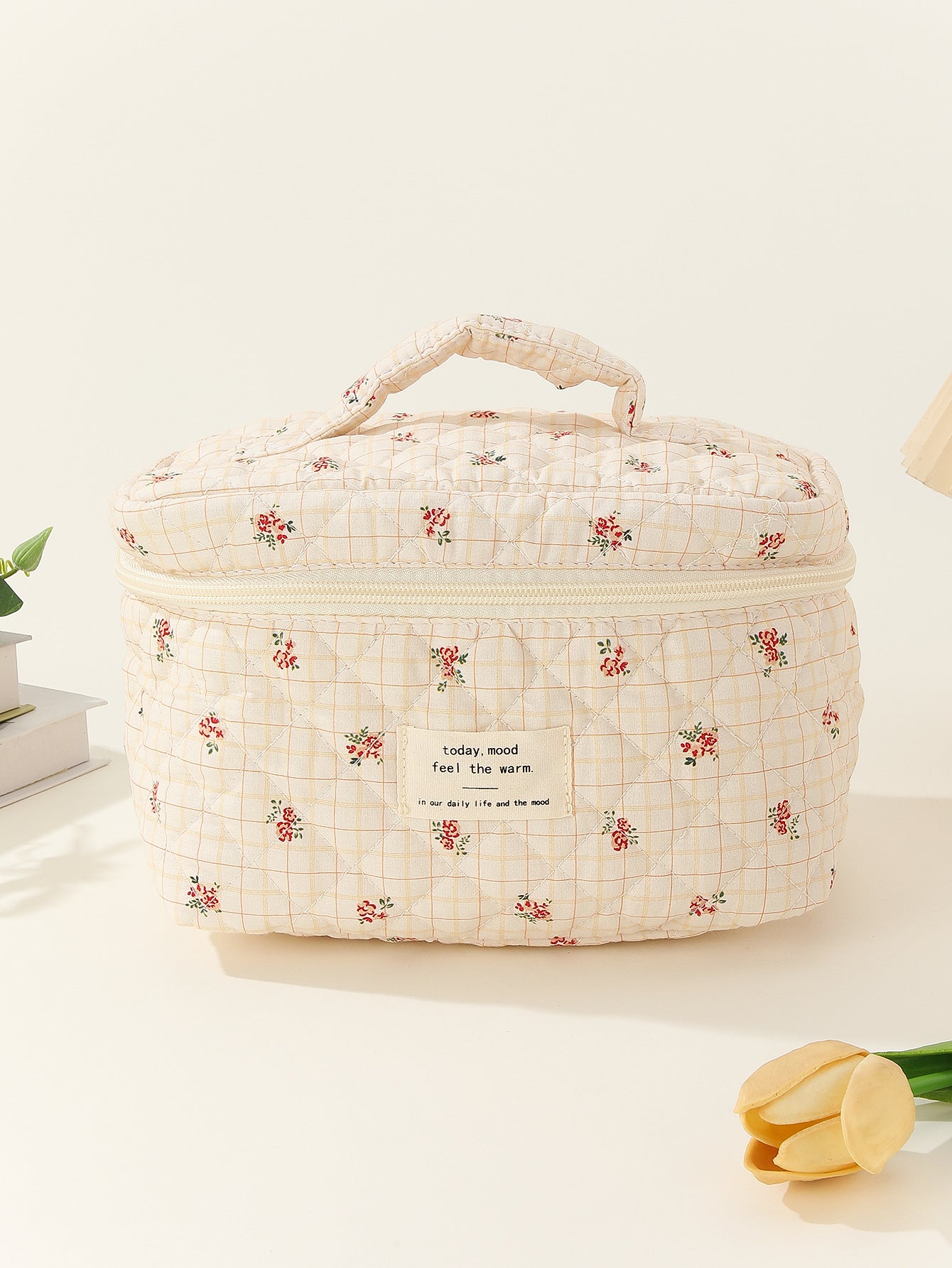 Petit rangement floral transportant des sacs à cosmétiques en coton matelassé