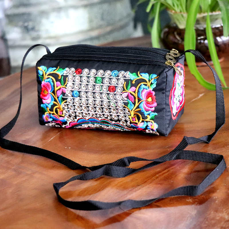 Yunnan Ethnic Embroidery Hand-held Mobile Fashion Coin Purses