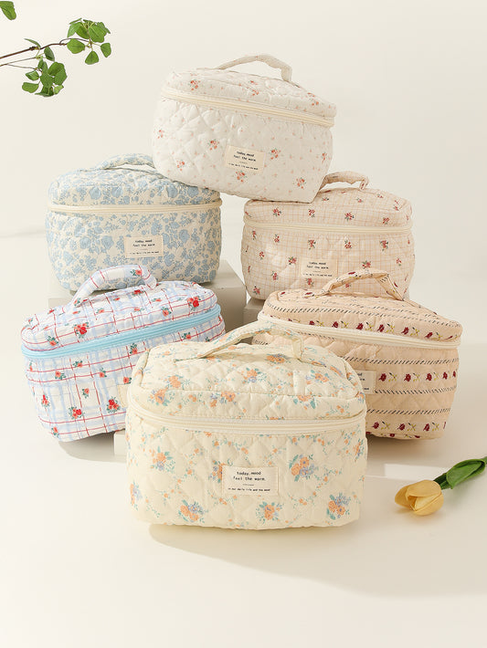 Petit rangement floral transportant des sacs à cosmétiques en coton matelassé