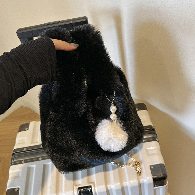 Sacs à bandoulière d'eau portables avec chaîne de mode en peluche pour femmes